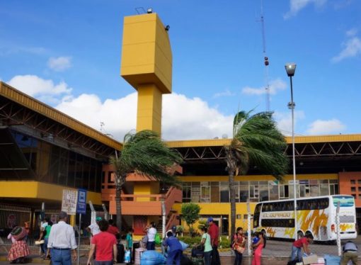 Bloqueo en Santa Cruz paraliza transporte hacia el occidente de Bolivia