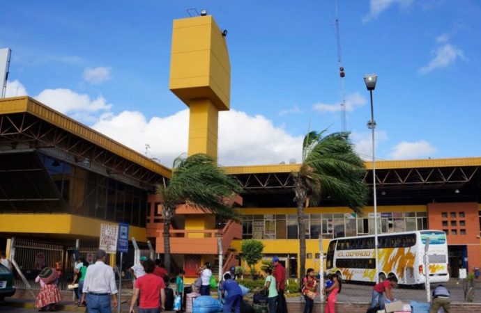 Bloqueo en Santa Cruz paraliza transporte hacia el occidente de Bolivia