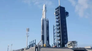 La nave espacial Europa Clipper se ve encima de un cohete SpaceX Falcon Heavy en el Centro Espacial Kennedy de la NASA el 13 de octubre. NASA