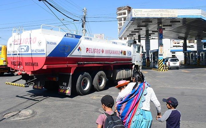 Gobierno moviliza 2.500 cisternas para mitigar desabastecimiento de combustible en el país