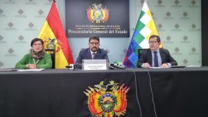 El procurador general del Estado Sydney Morales (centro) y el director de Defensa Arbitral, Andrés Antezana (derecha), en conferencia de prensa. | ABI