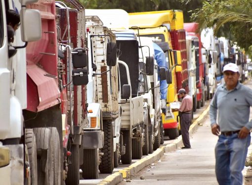 Escasez de combustible en Santa Cruz genera pérdidas millonarias y paraliza servicios