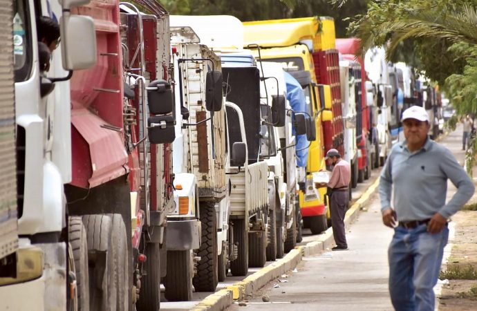 Escasez de combustible en Santa Cruz genera pérdidas millonarias y paraliza servicios