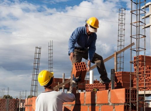 Escasez de divisas y combustible paraliza construcción en Bolivia; costos aumentan hasta 40%