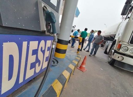 YPFB incrementa suministro de combustible en Santa Cruz, pero persisten largas filas