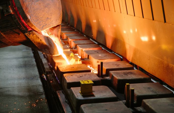 El acero de bajo costo producido en hornos de inducción: una amenaza creciente