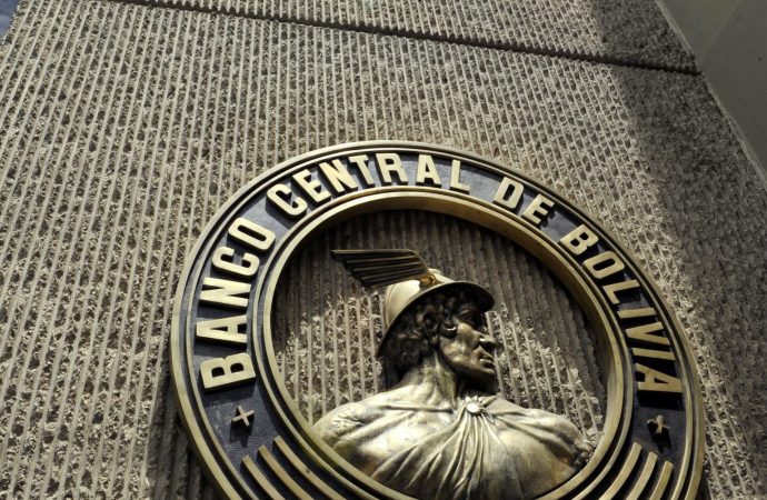 Bolivia utiliza reservas para cubrir deuda y subsidios energéticos