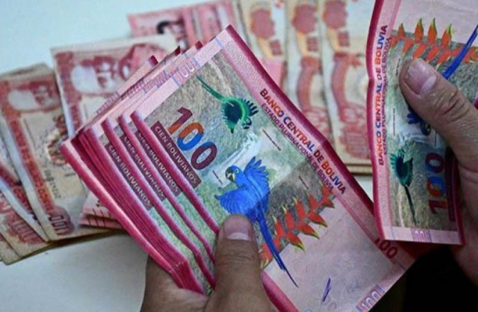 Bolivianos pierden poder adquisitivo: el salario real cae un 45%