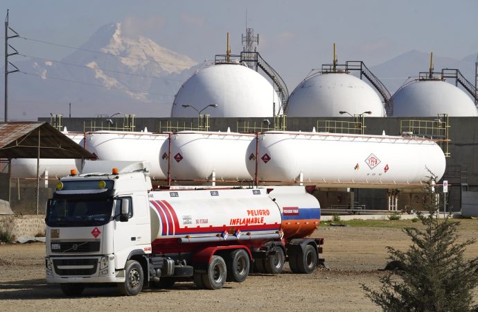 YPFB advierte riesgo crítico en suministro de combustibles por bloqueos en rutas nacionales