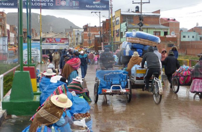 Salida ilegal de productos básicos genera distorsiones económicas en Bolivia