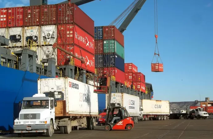 Minerales y manufacturas impulsan exportaciones, pero la balanza comercial sigue en rojo