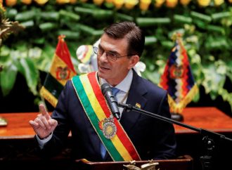 Mercados respiran: Bolivia reduce su riesgo país y el dólar paralelo retrocede