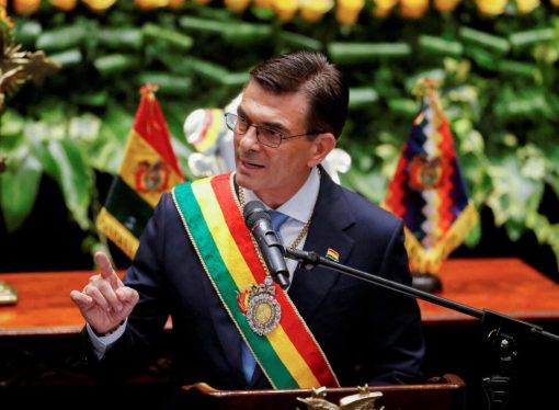 Mercados respiran: Bolivia reduce su riesgo país y el dólar paralelo retrocede