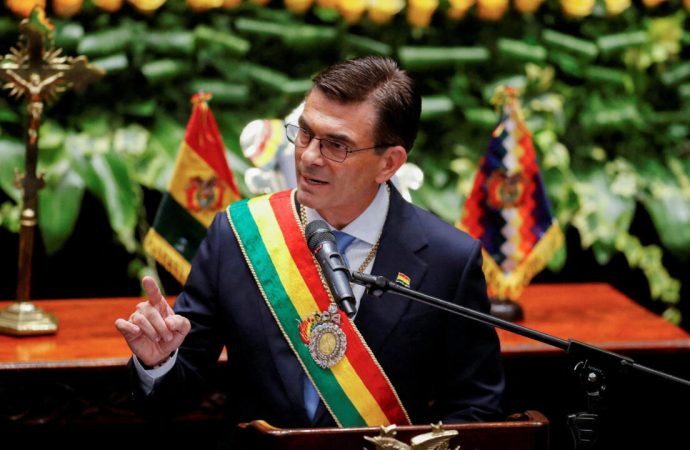 Mercados respiran: Bolivia reduce su riesgo país y el dólar paralelo retrocede