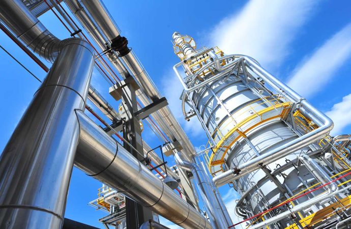 Bolivia evalúa importar crudo y activar sus refinerías para reducir la factura de combustibles