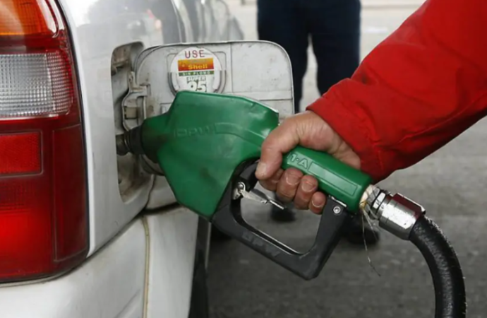 Límites en surtidores exponen tensiones financieras y reabren debate sobre subsidios en Bolivia