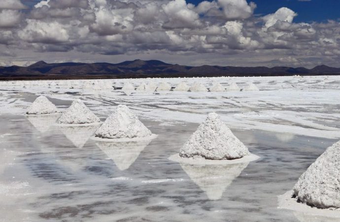 Demanda en China dispara precios del litio y coloca a Bolivia en el centro de la geoeconomía de minerales estratégicos