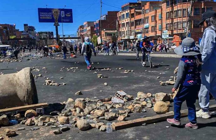Entre 50 y 60 millones de dólares por día en pérdidas y más de 20 puntos de bloqueo activos, la tercera semana que Bolivia no se puede permitir