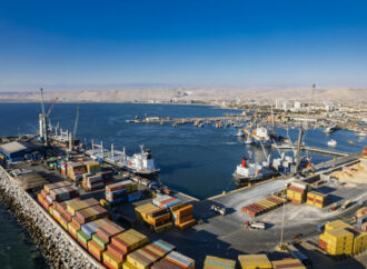 Bolivia mueve el 70% de su comercio exterior por Arica y acaba de saturar ese puerto hasta el punto en que suspendió operaciones