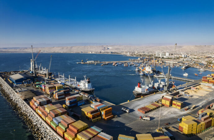 Bolivia mueve el 70% de su comercio exterior por Arica y acaba de saturar ese puerto hasta el punto en que suspendió operaciones