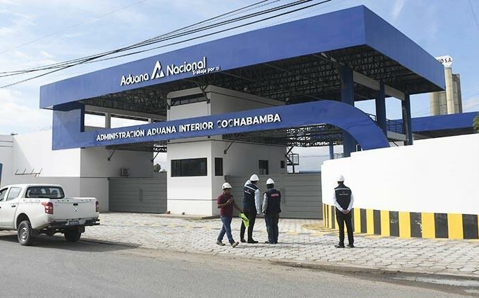 Bolivia abarató maquinaria e insumos con arancel cero y al mismo tiempo los encareció con el tipo de cambio flexible, dos fuerzas que van en sentido contrario