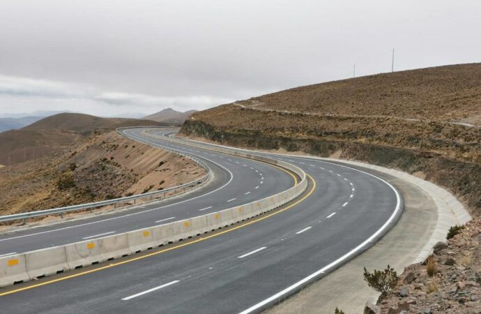 Bolivia terminó la semana con dólar flexible, rutas abiertas y el corredor más importante del país recién rehabilitado