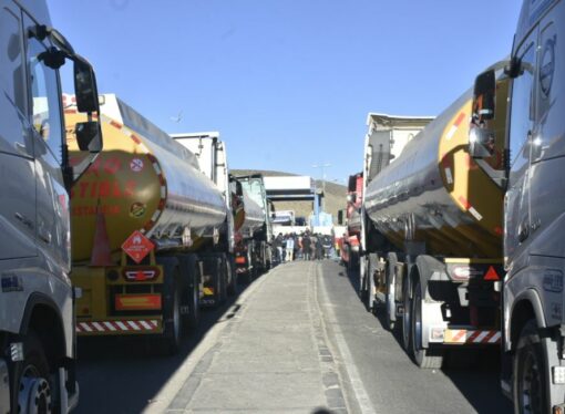 Bolivia tiene combustible y no puede distribuirlo, el colapso logístico que los bloqueos produjeron