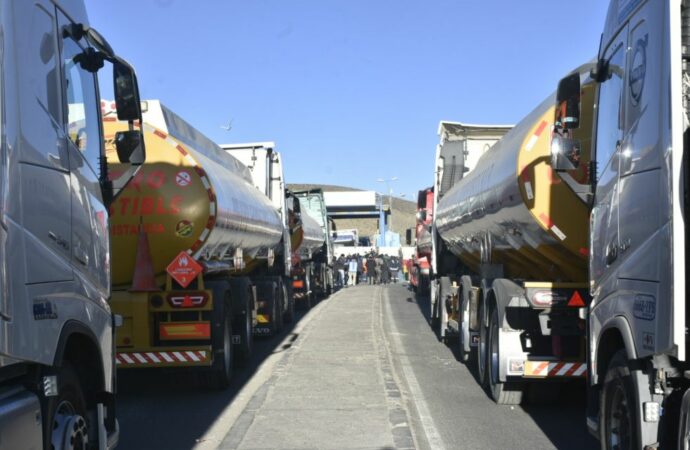 Bolivia tiene combustible y no puede distribuirlo, el colapso logístico que los bloqueos produjeron