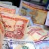 El dólar oficial en Bolivia cruzó los Bs 10 este jueves, un 45% más caro que el tipo fijo que rigió hasta junio, y ya convive con una inflación del 9,23% anual