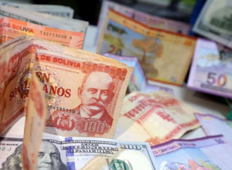 El dólar oficial en Bolivia cruzó los Bs 10 este jueves, un 45% más caro que el tipo fijo que rigió hasta junio, y ya convive con una inflación del 9,23% anual