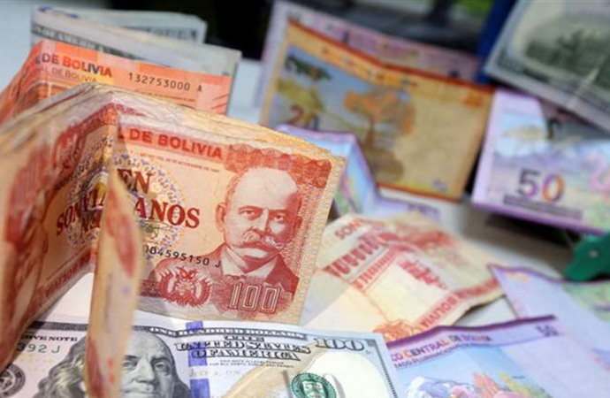 El dólar oficial en Bolivia cruzó los Bs 10 este jueves, un 45% más caro que el tipo fijo que rigió hasta junio, y ya convive con una inflación del 9,23% anual