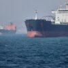 Los ataques en el Estrecho de Ormuz disparan el petróleo casi 5% y complican aún más el frágil frente cambiario de Bolivia