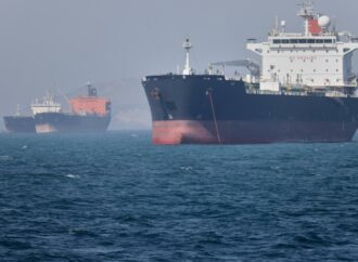 Los ataques en el Estrecho de Ormuz disparan el petróleo casi 5% y complican aún más el frágil frente cambiario de Bolivia