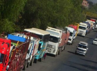 La fila del diésel expone la factura real de la escasez de dólares en Bolivia