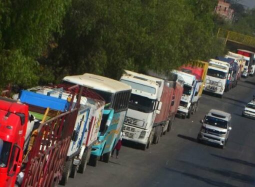 La fila del diésel expone la factura real de la escasez de dólares en Bolivia