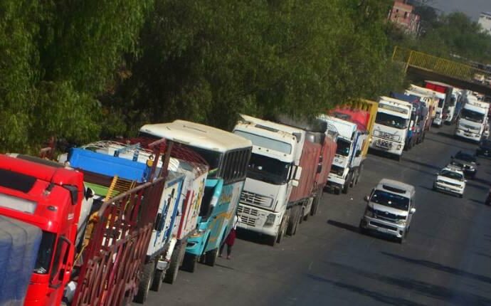 La fila del diésel expone la factura real de la escasez de dólares en Bolivia
